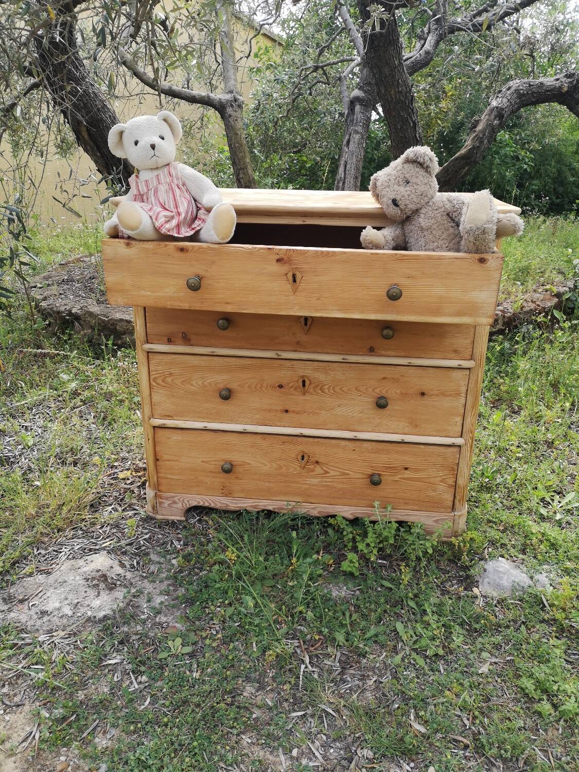 4-drawer pine chest of drawers