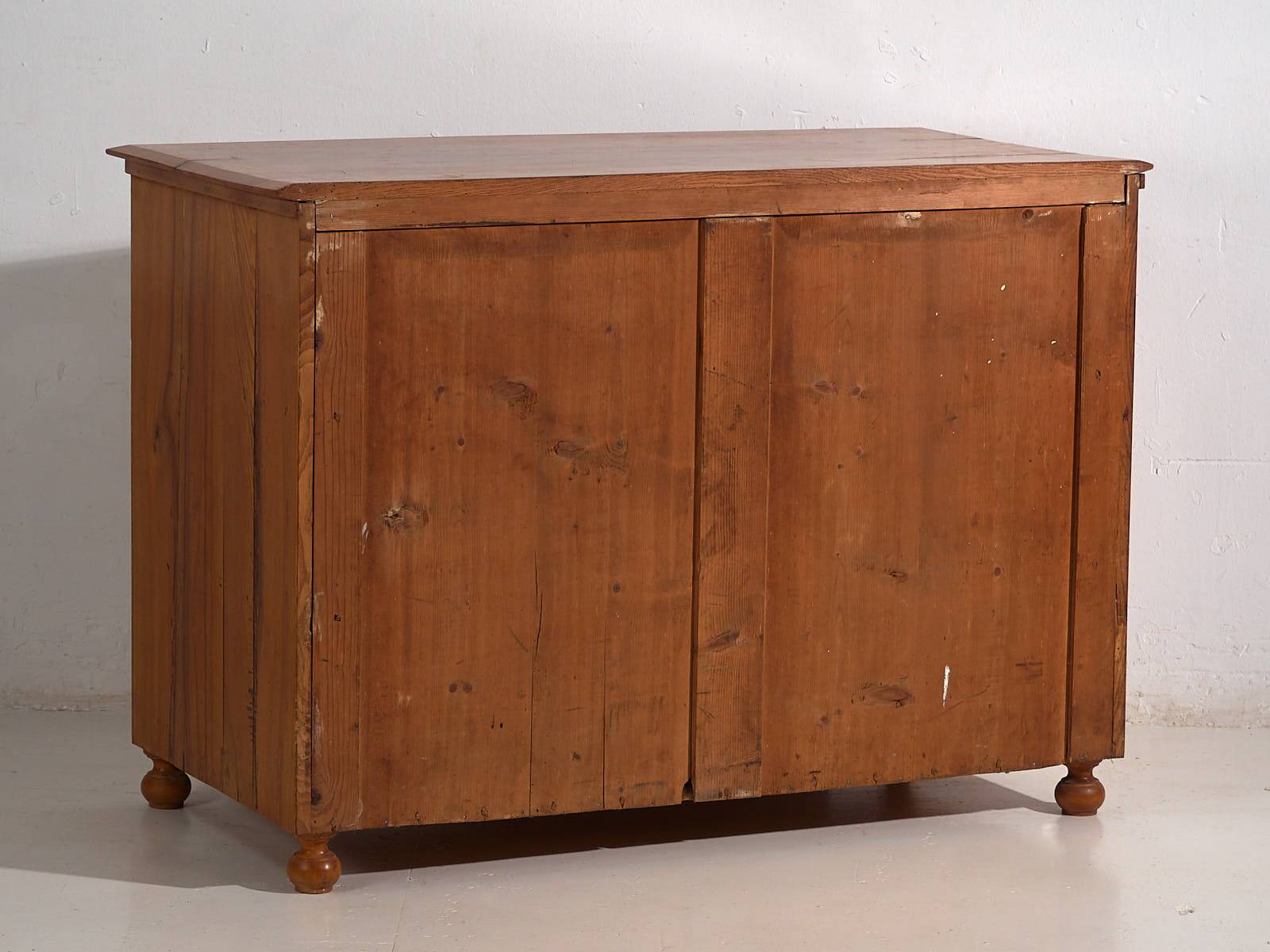 Ancienne commode Biedermeier avec ferrures en forme de fleurs (vers 1850)
