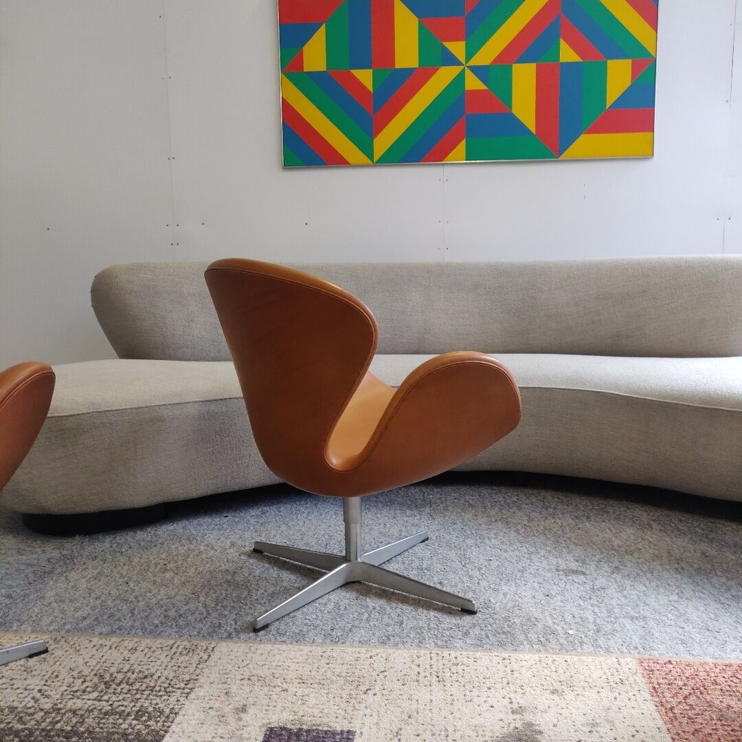 Pair Arne Jacobsen Swan chairs by Fritz Hansen