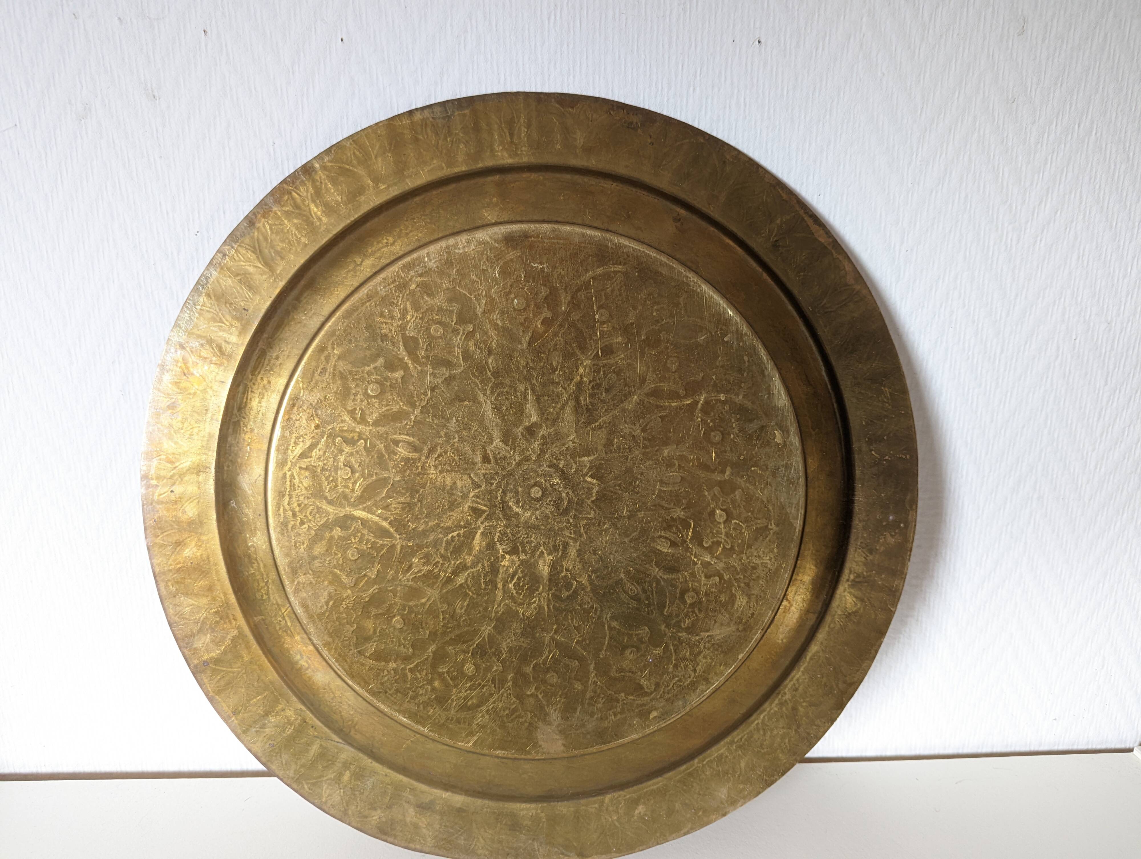 Plateau marocain gravé rond métal doré , cuivre jaune