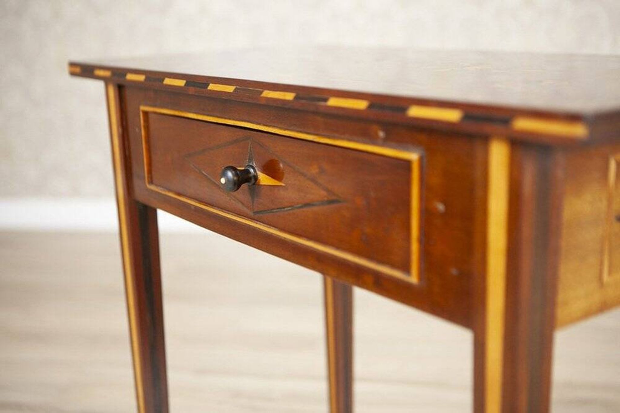 Table d'appoint incrustée du 19ème siècle