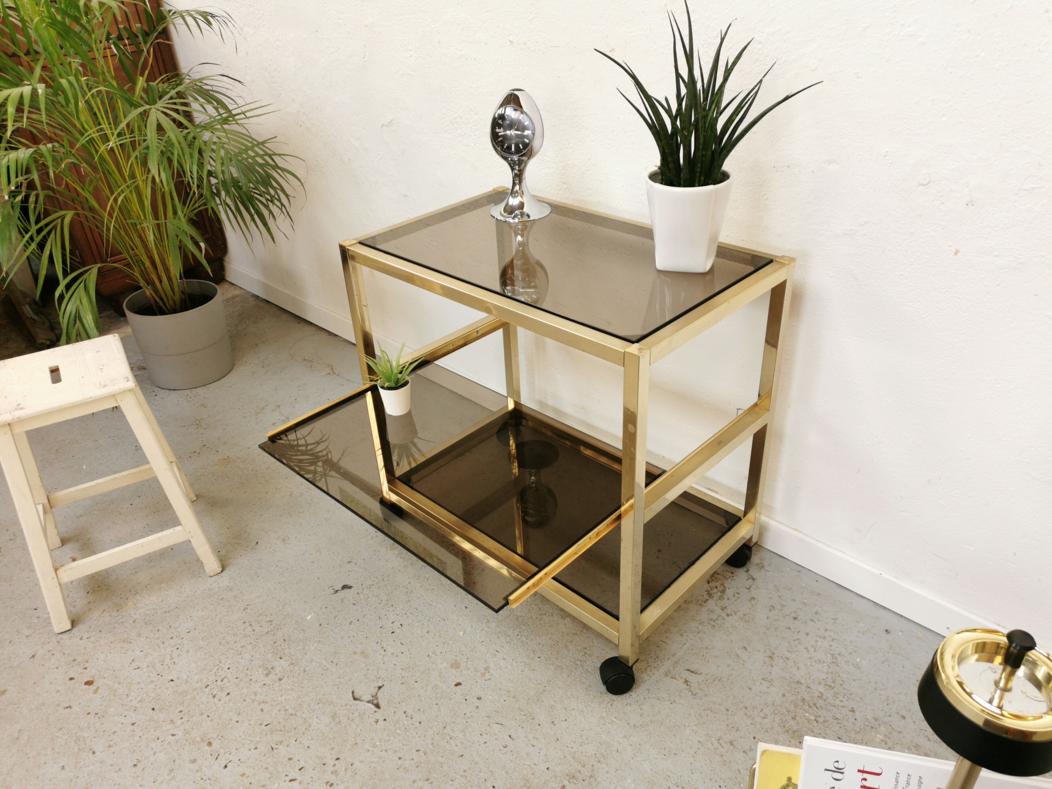 Serving table in brass and glass