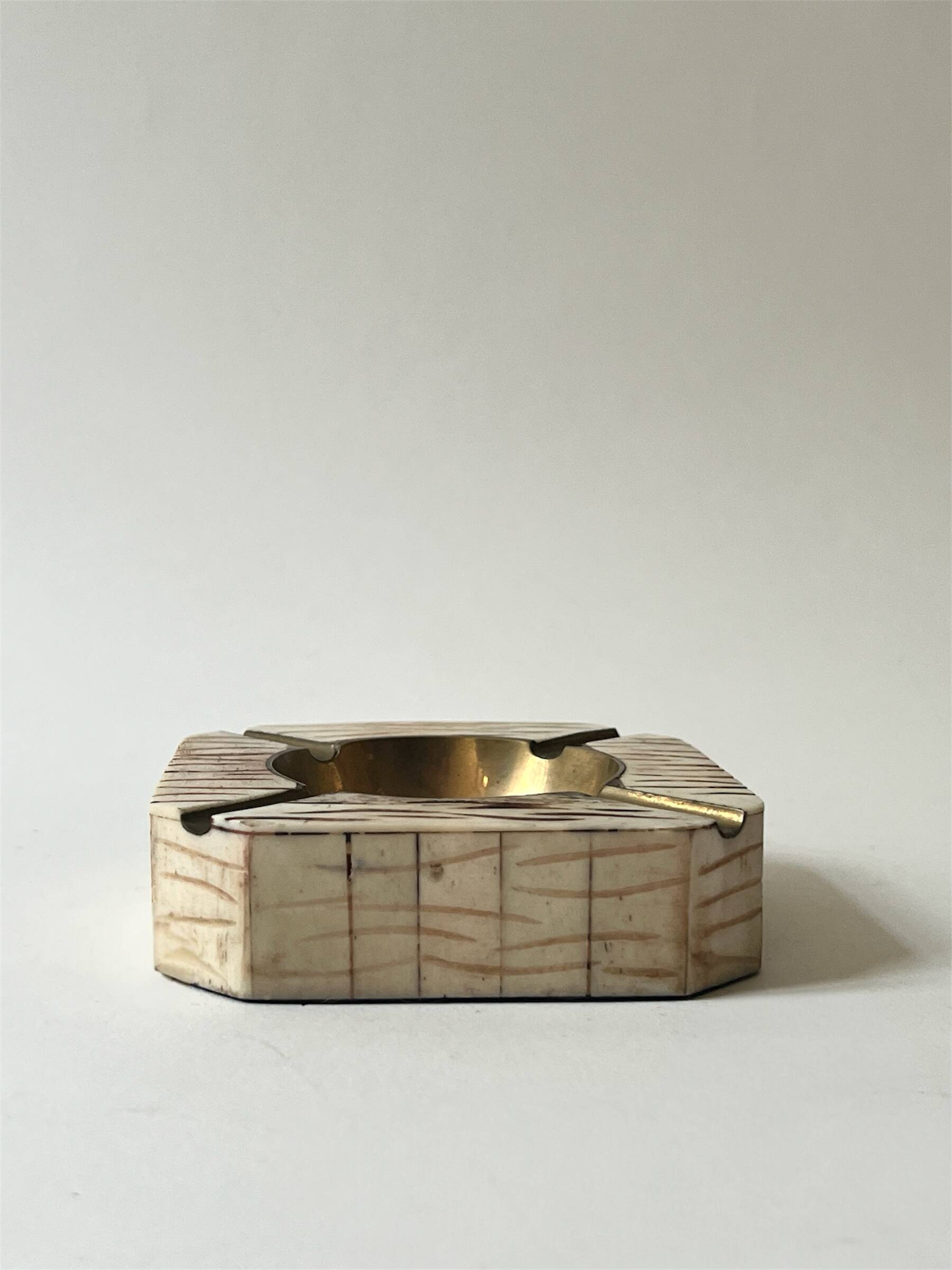 Italian ashtray in ivory zebra resin and brass, 1970s design.