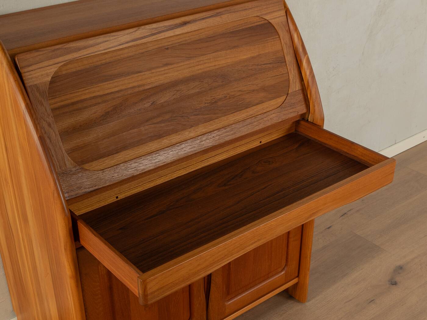 1980s Bureau, Ansager