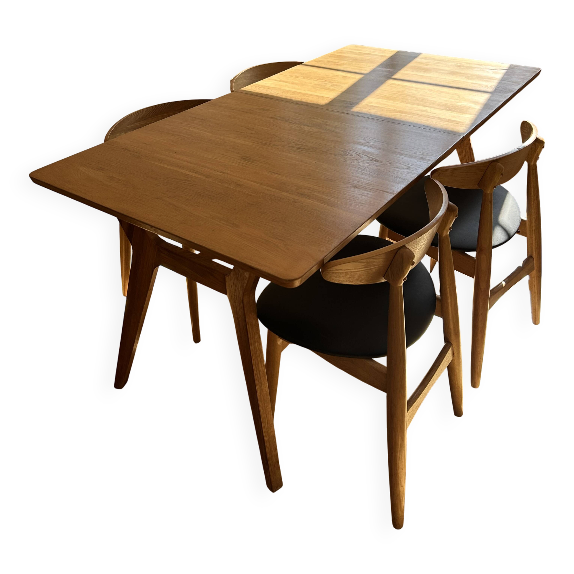 Extensible table Made.com model Jenson for 6 to 8 people.