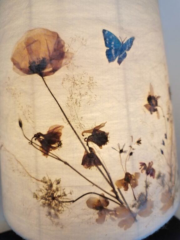 Lampe à poser en verre et abat jour en fleurs séchées.