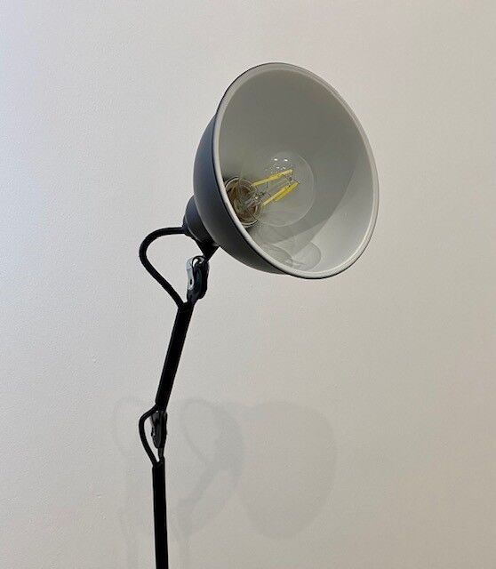 Articulated table lamp