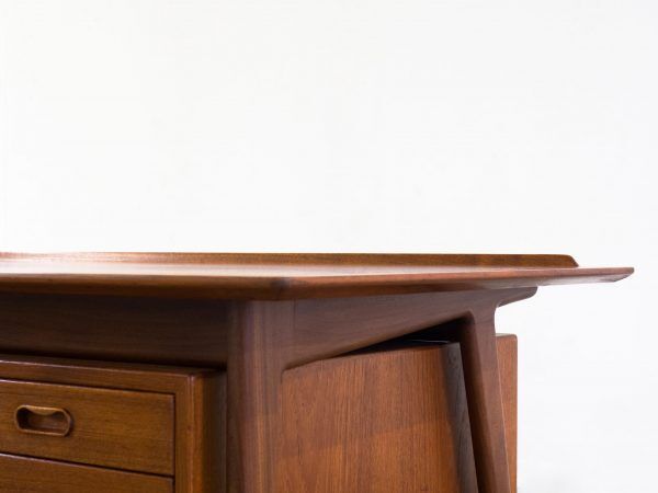 Office designed by Arne Vodder and produced by Vamo Sønderborg, Danemar