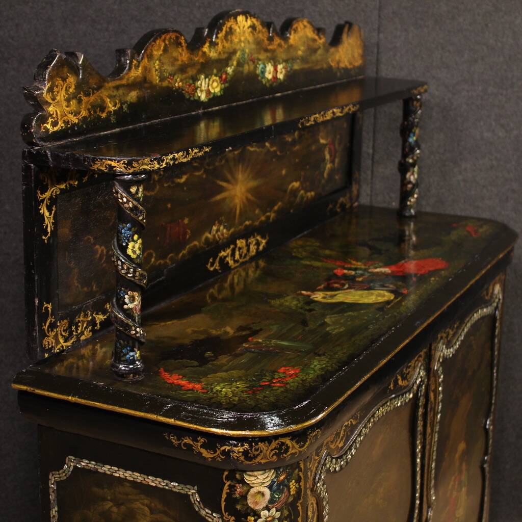 Buffet anglais laqué et peint du XIXe siècle