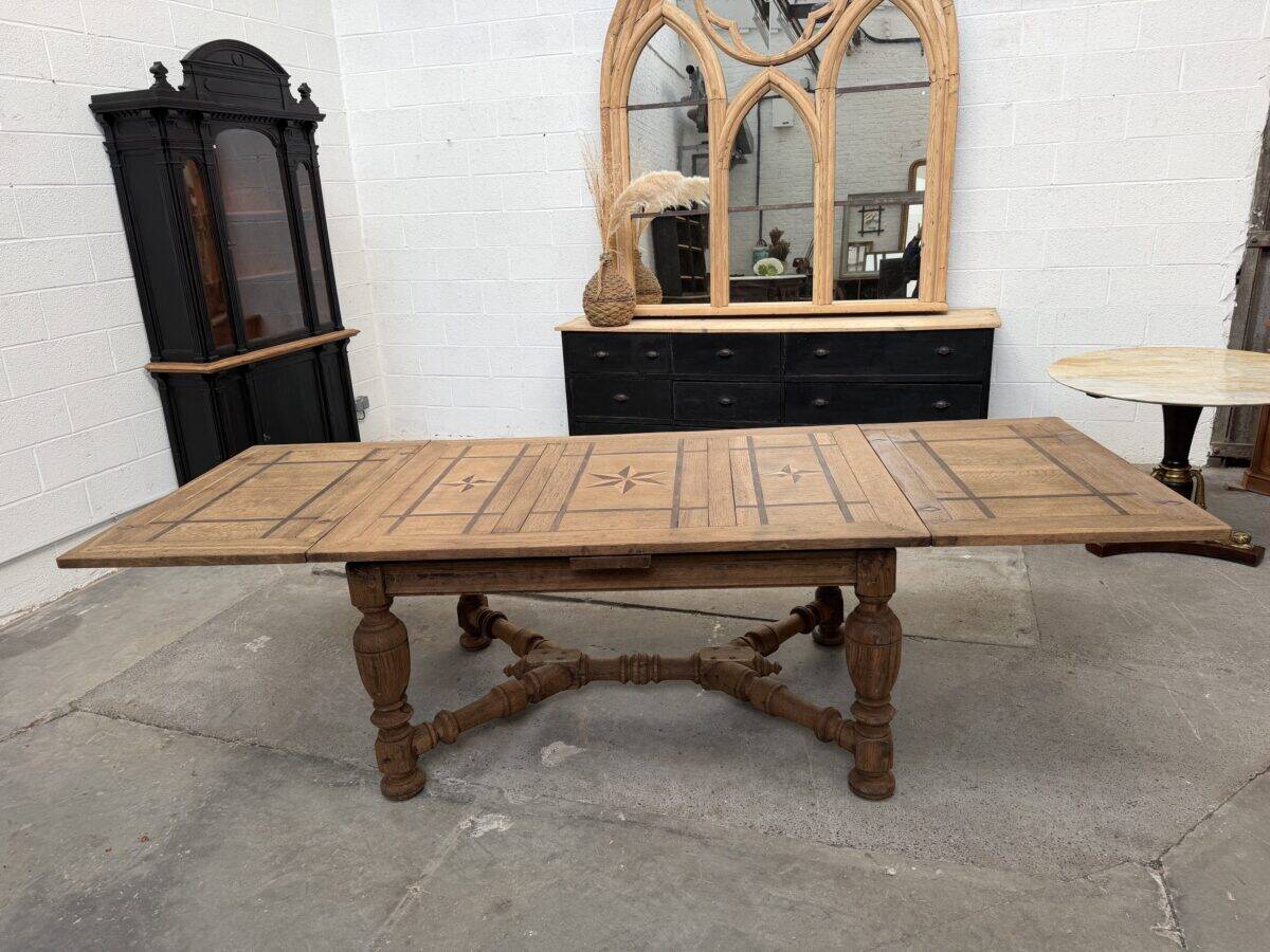 Italian table in raw oak from the 19th century.