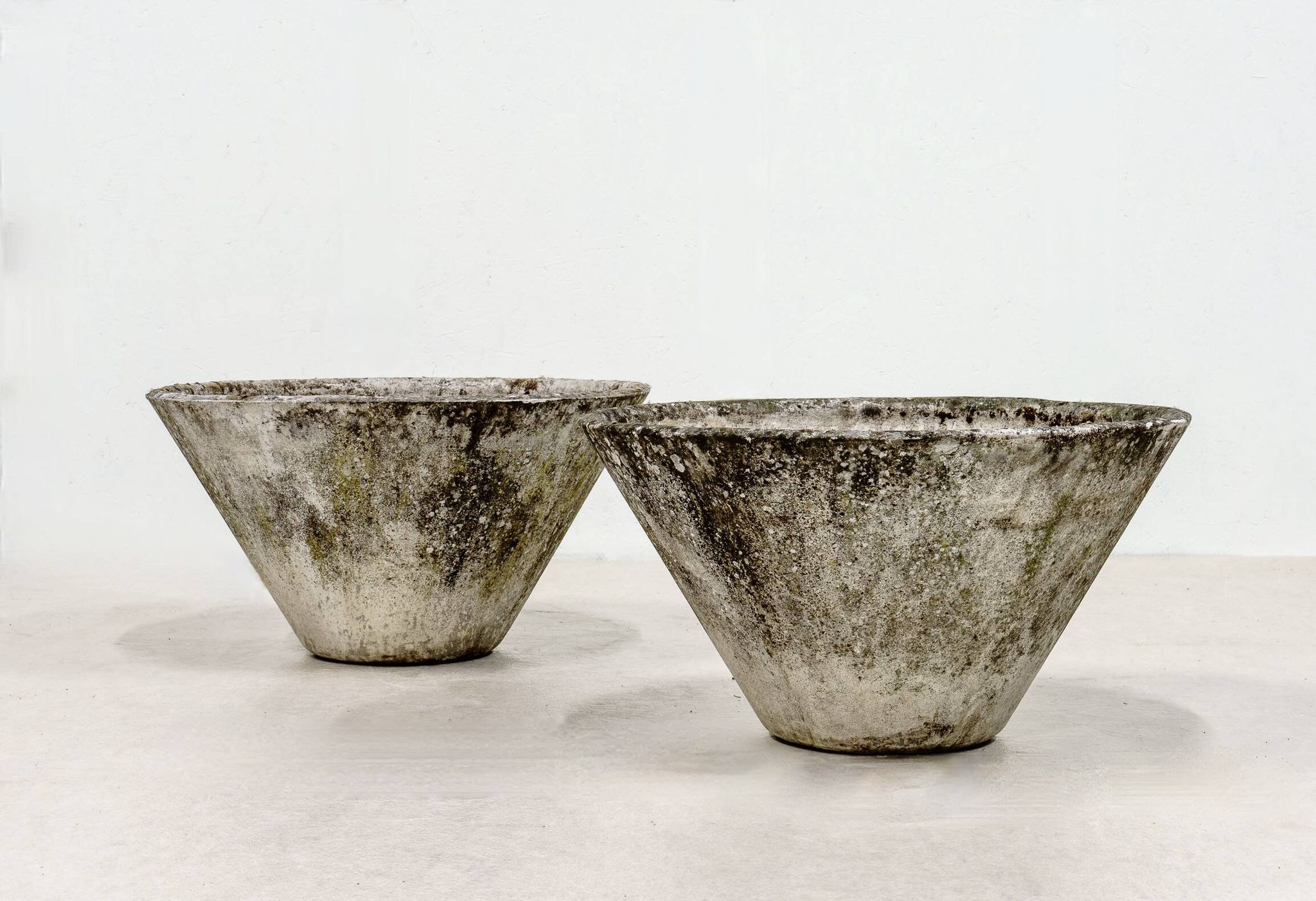 A pair of Willy Guhl planters. Switzerland 1960s