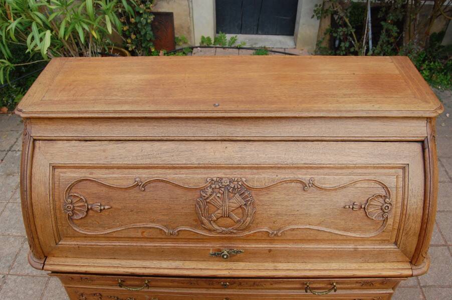 cylinder desk from the Louis XV period in oak, late 18th century