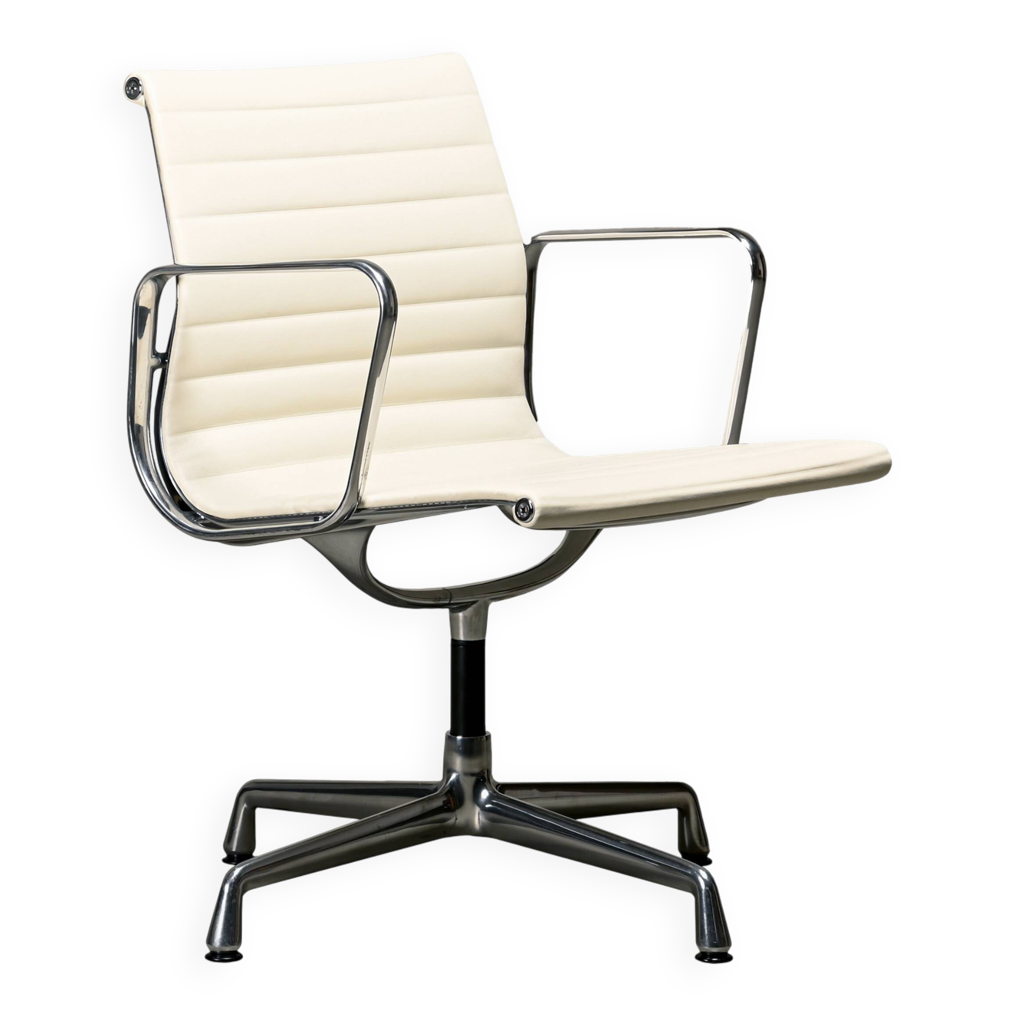 Chaise de salle à manger Charles & Ray Eames EA108 en aluminium poli et cuir blanc