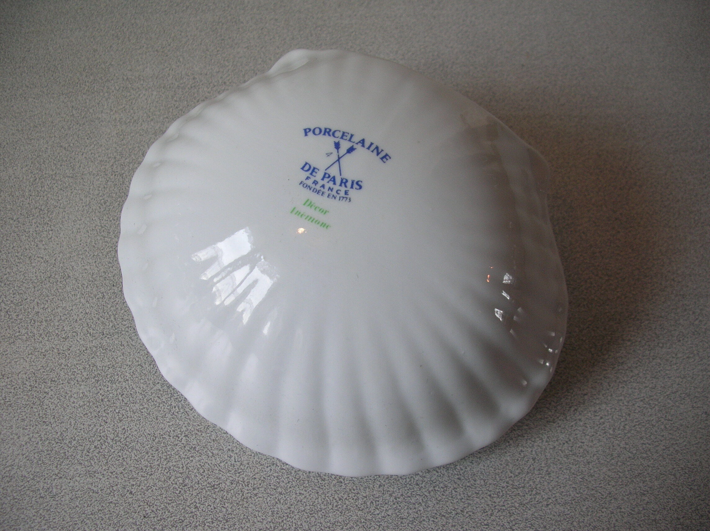 Old porcelain soap holder of Paris floral decoration anemone retro bathroom