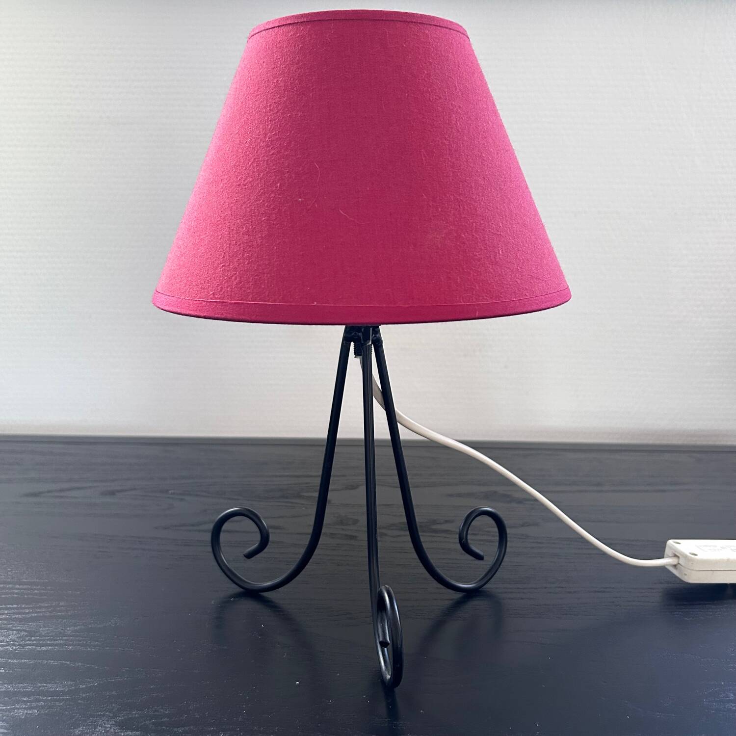 Lampe tripode en métal noir et coton rouge