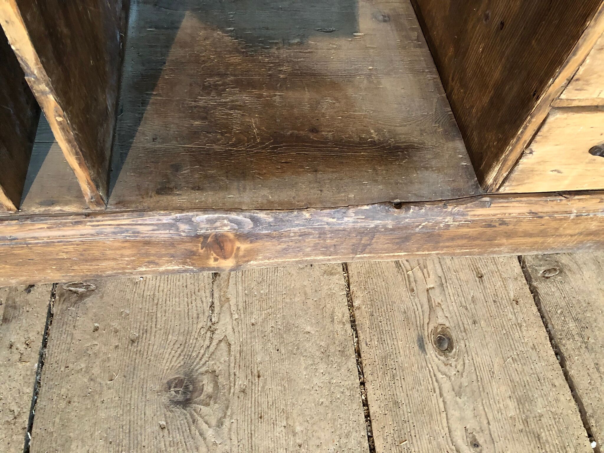Bureau d’un maître d’école et sa chaises