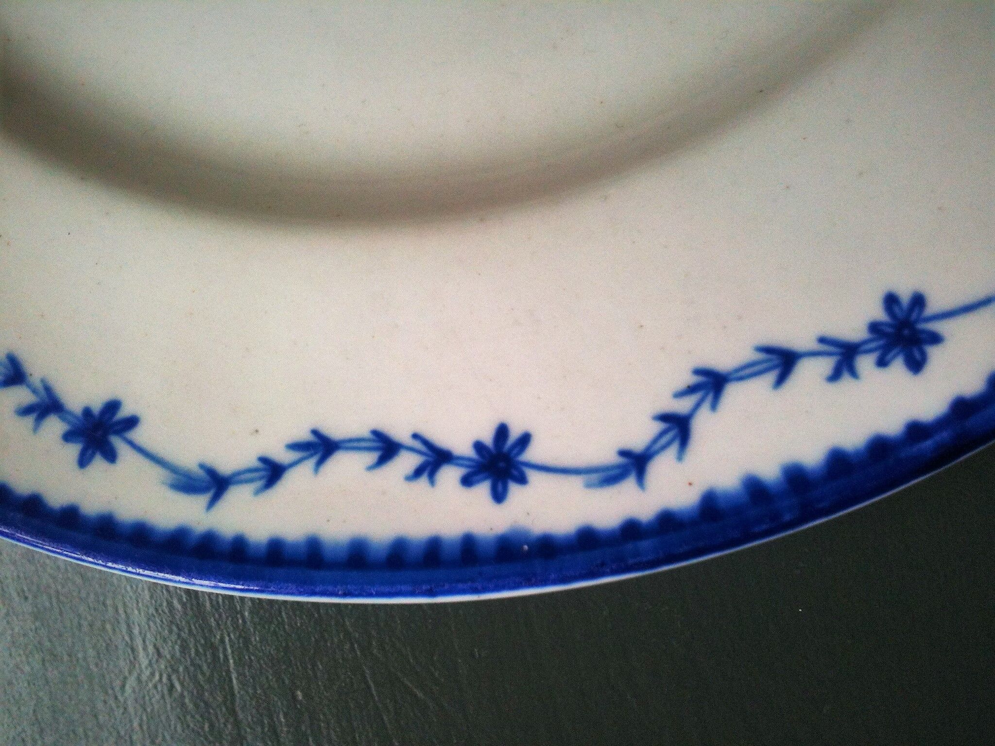 Assiette en porcelaine de Tournai au laurier Fleuri