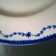Assiette en porcelaine de Tournai au laurier Fleuri