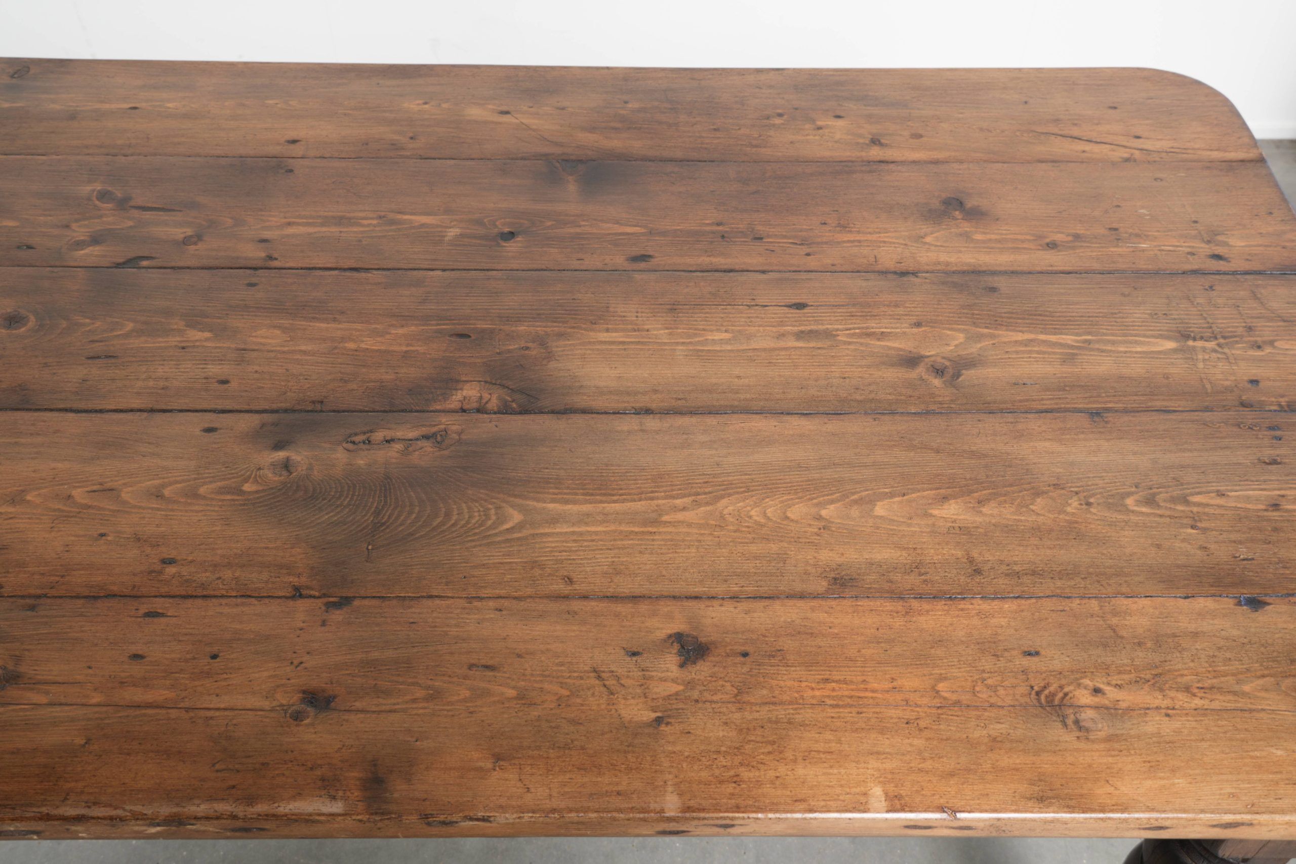 Antique English 19th-century farmhouse dining table made of pinewood