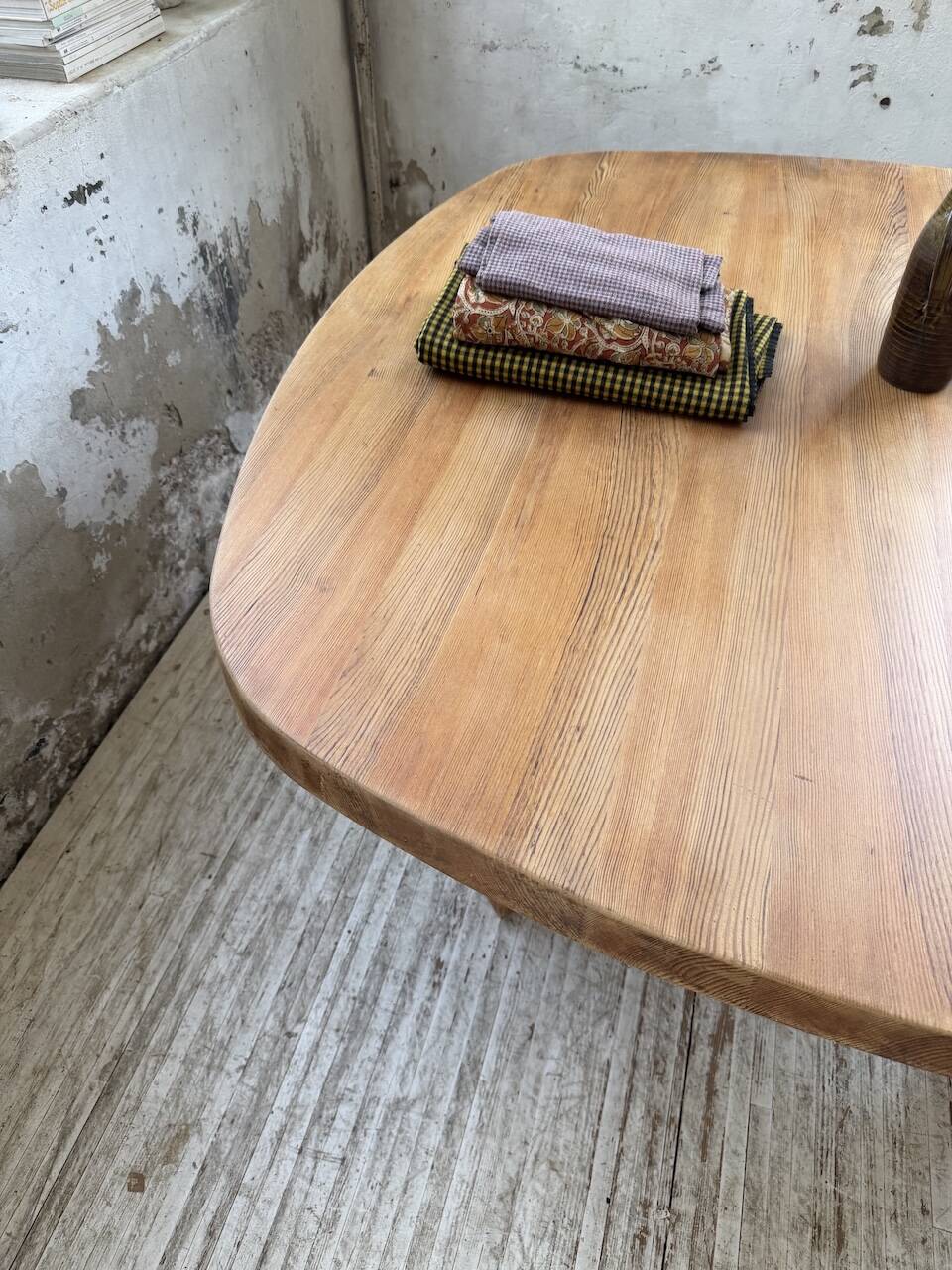Round XL constructivist table