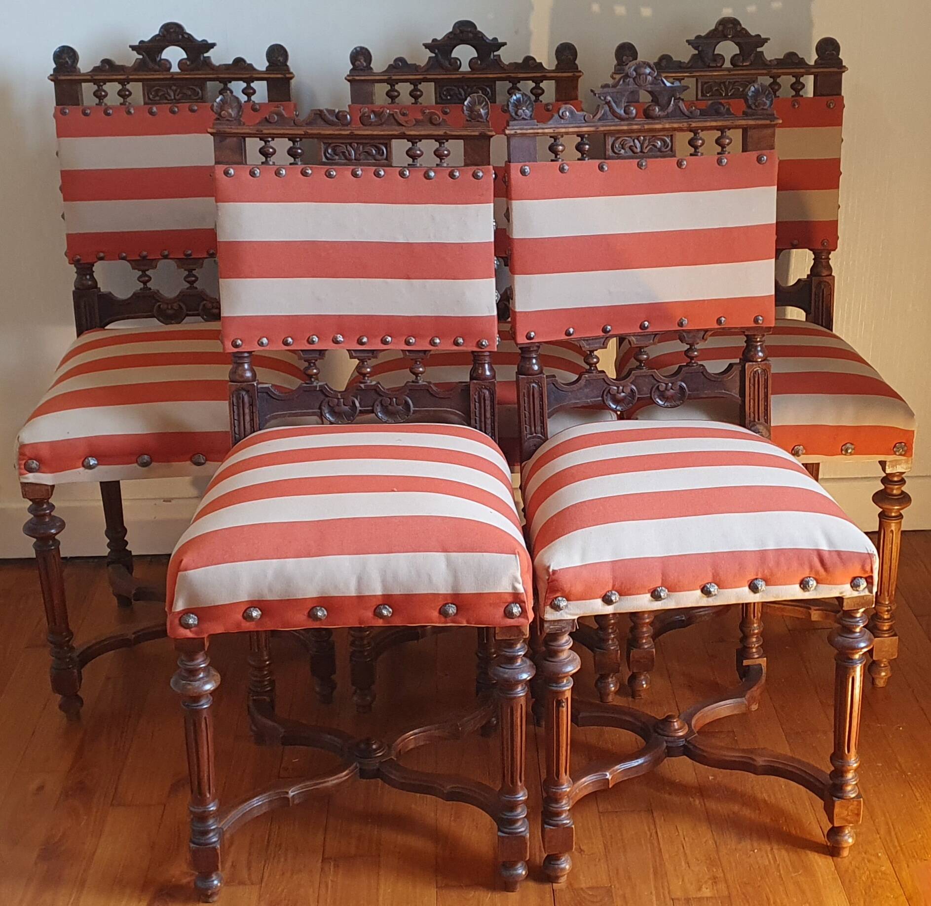 Set of 5 Louis XIII style chairs in solid wood.
