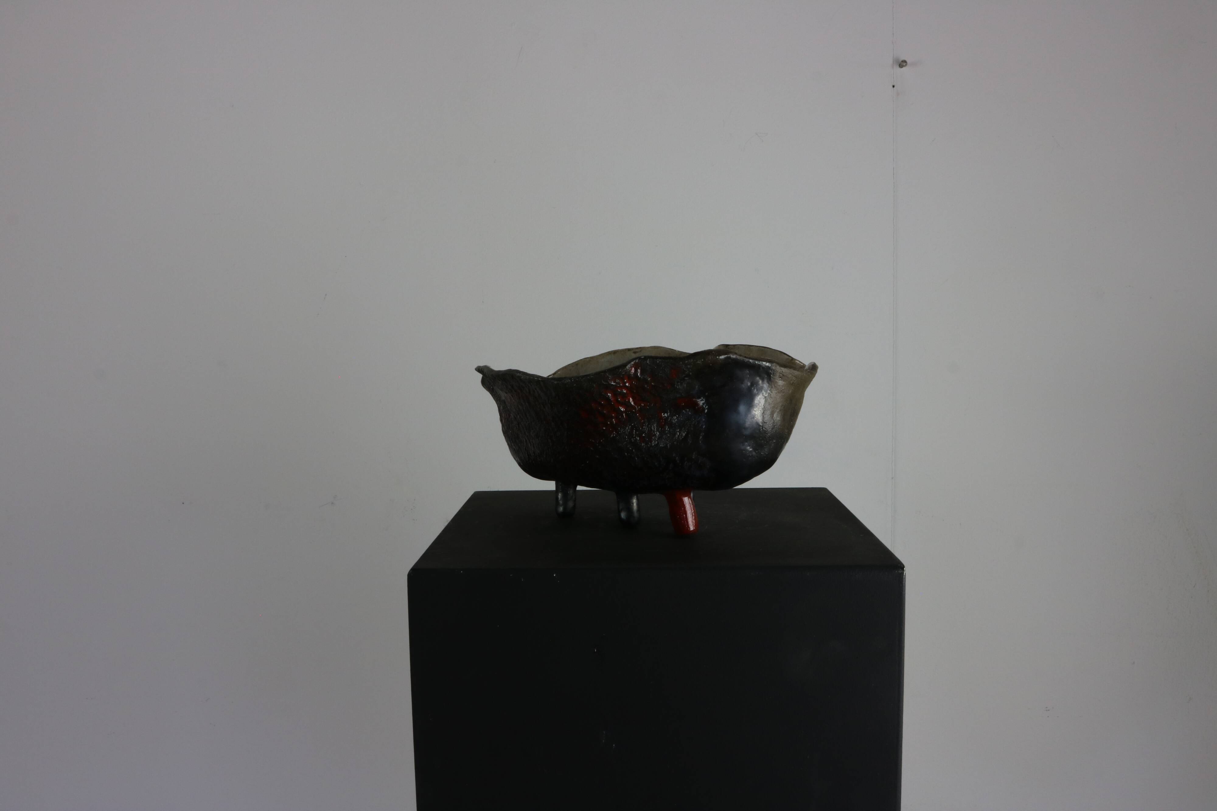 Fat Lava oyster bowl with 5th leg in red