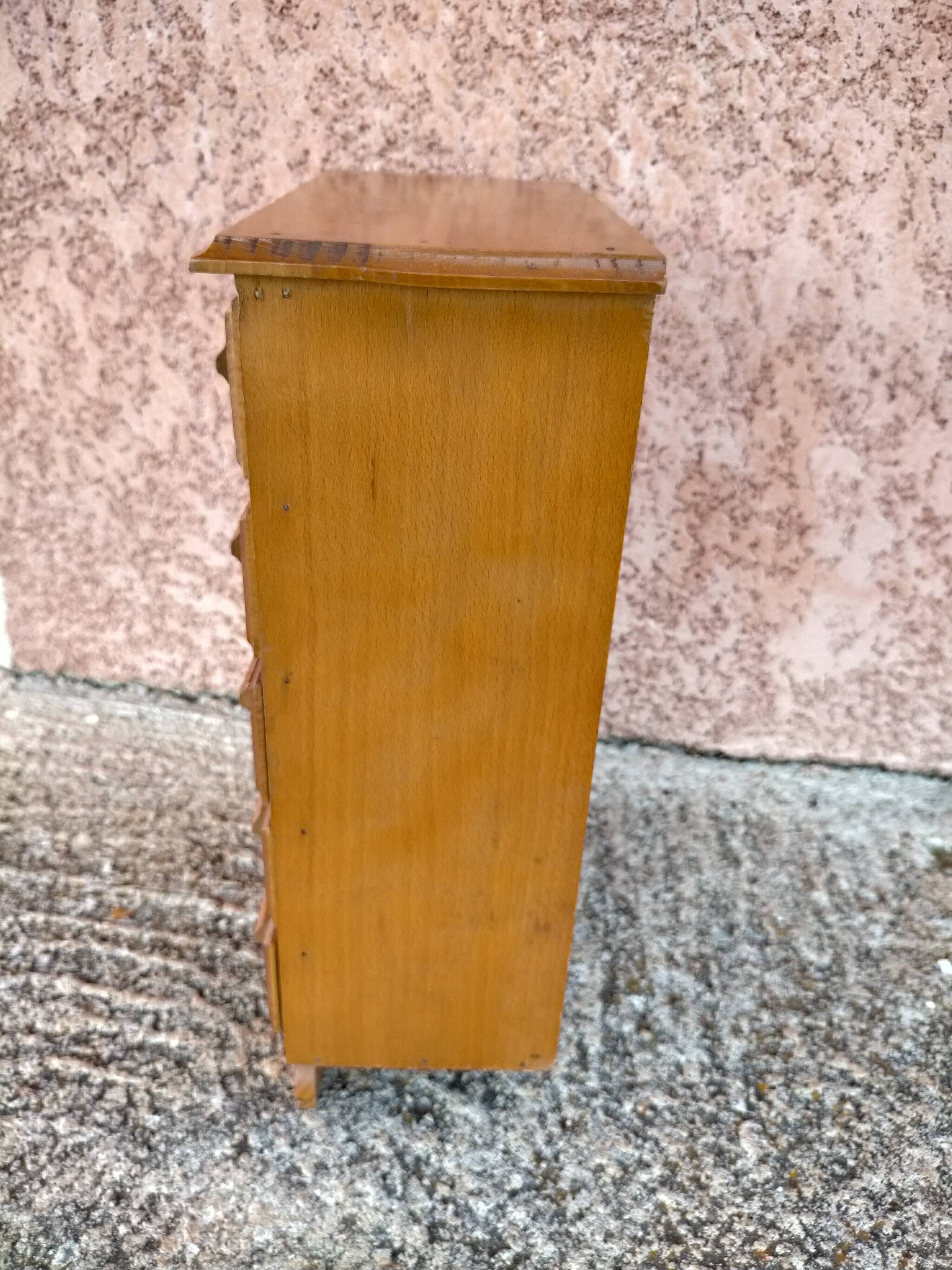 Meuble en bois à tiroir pour poupée