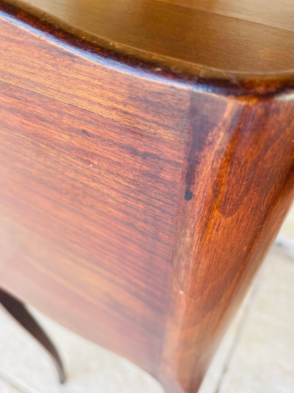 Paire de chevets style Louis XV en noyer