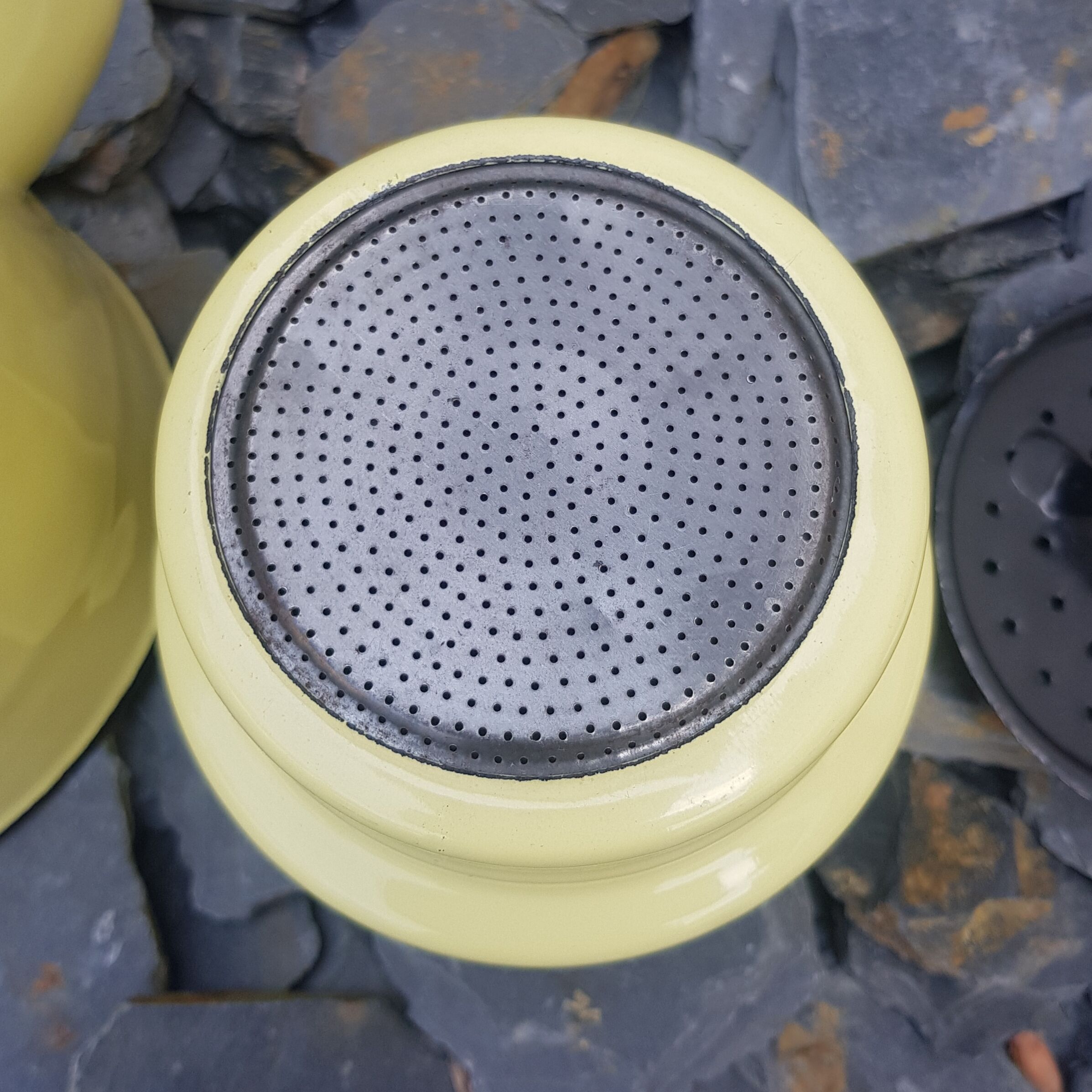 Cafetière en tôle émaillée jaune