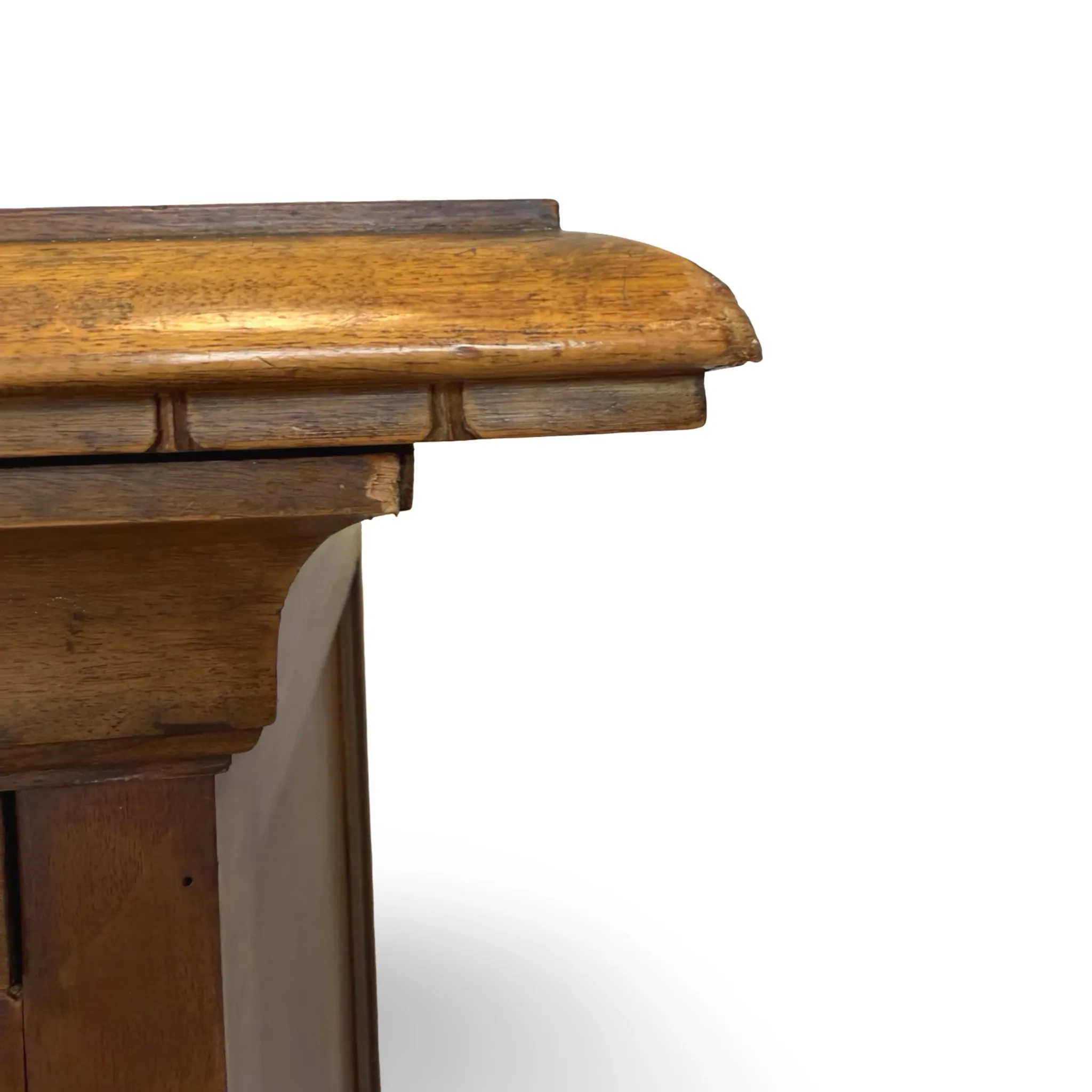 Elegant antique Italian chest of drawers, dating from the 20th century