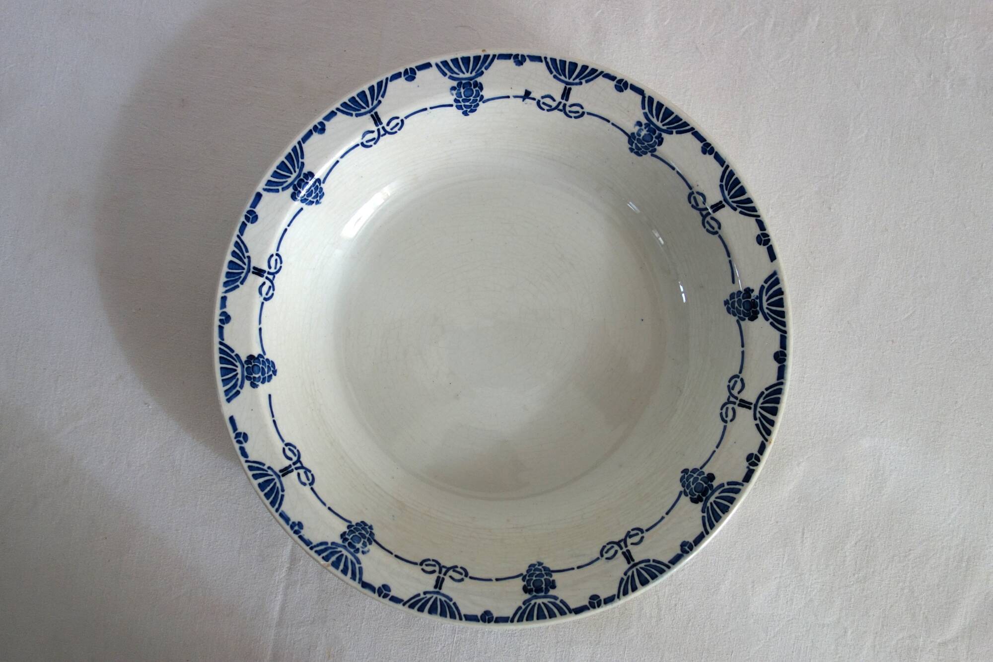 8 dinner plates with vintage Louvois model Nouvelles Galeries dish