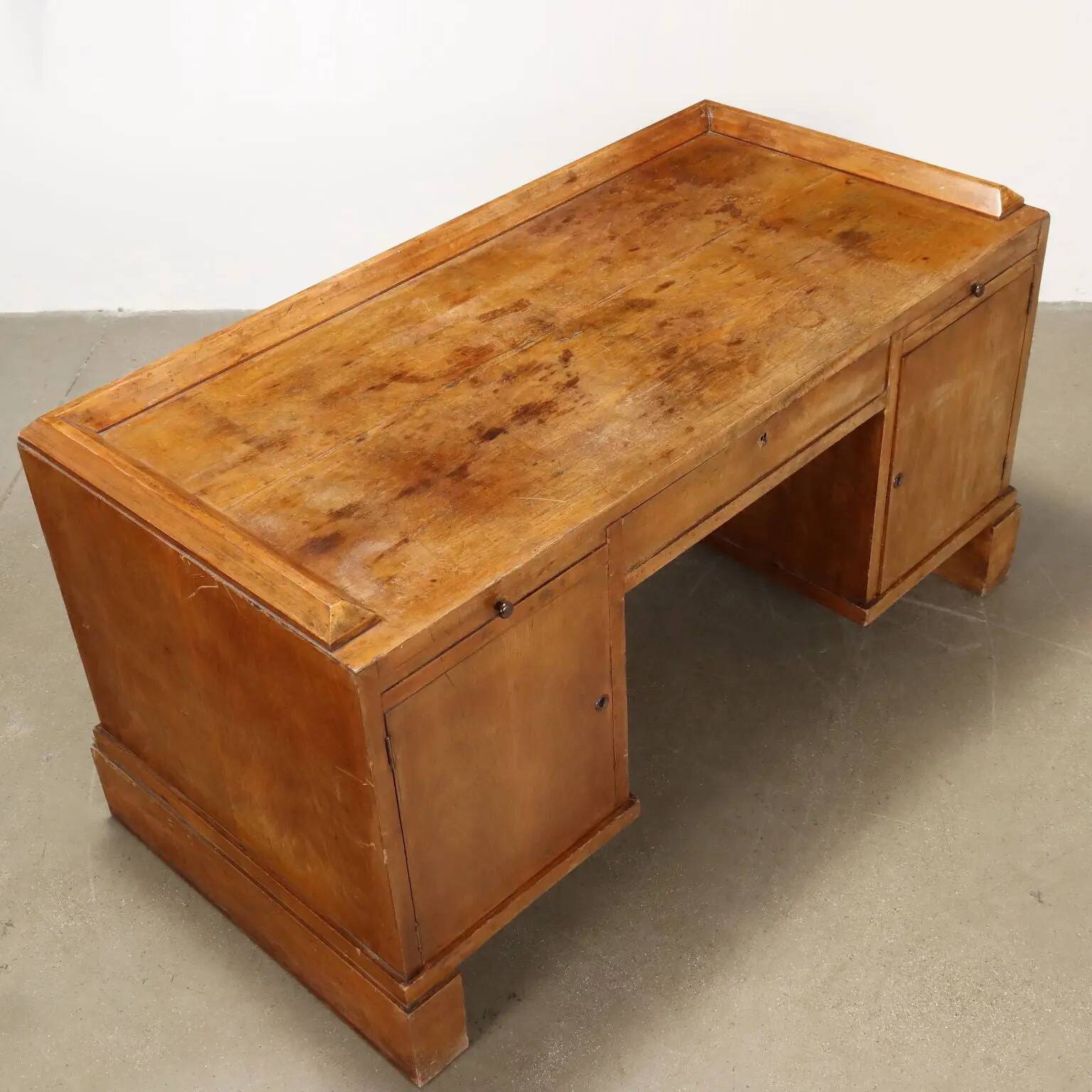 Vintage writing desk in walnut veneer with drawers, Italy, 1920s.
