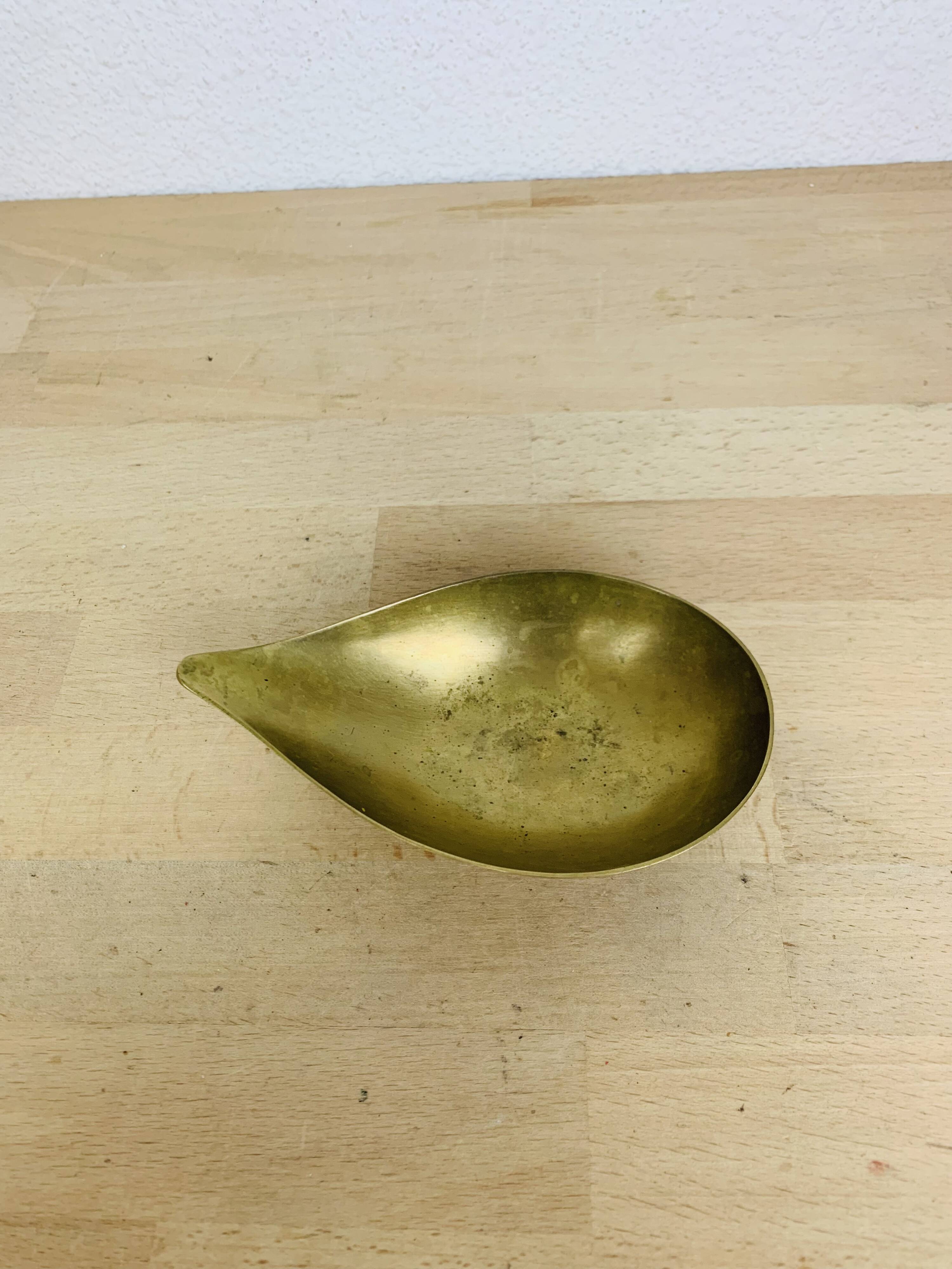 Organic pocket emptier in golden brass, drop