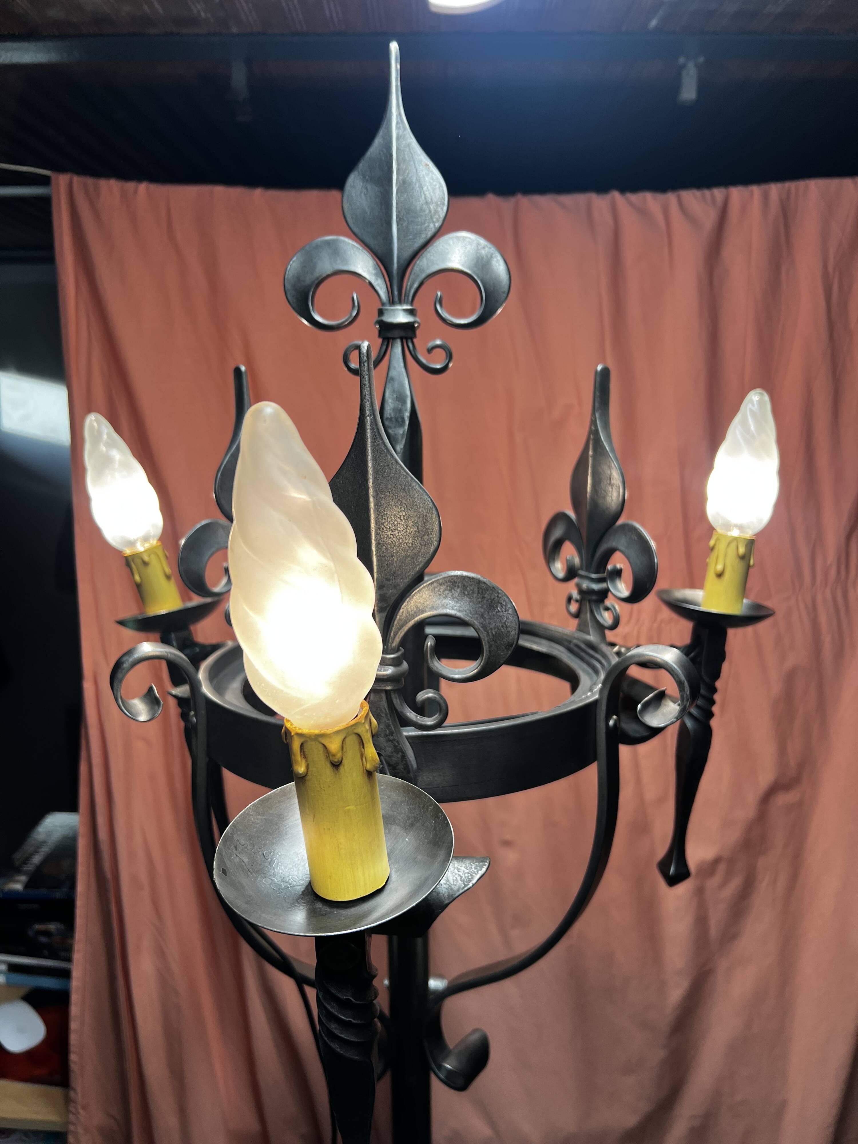 Lampadaire, de style médiéval, en fer fogé