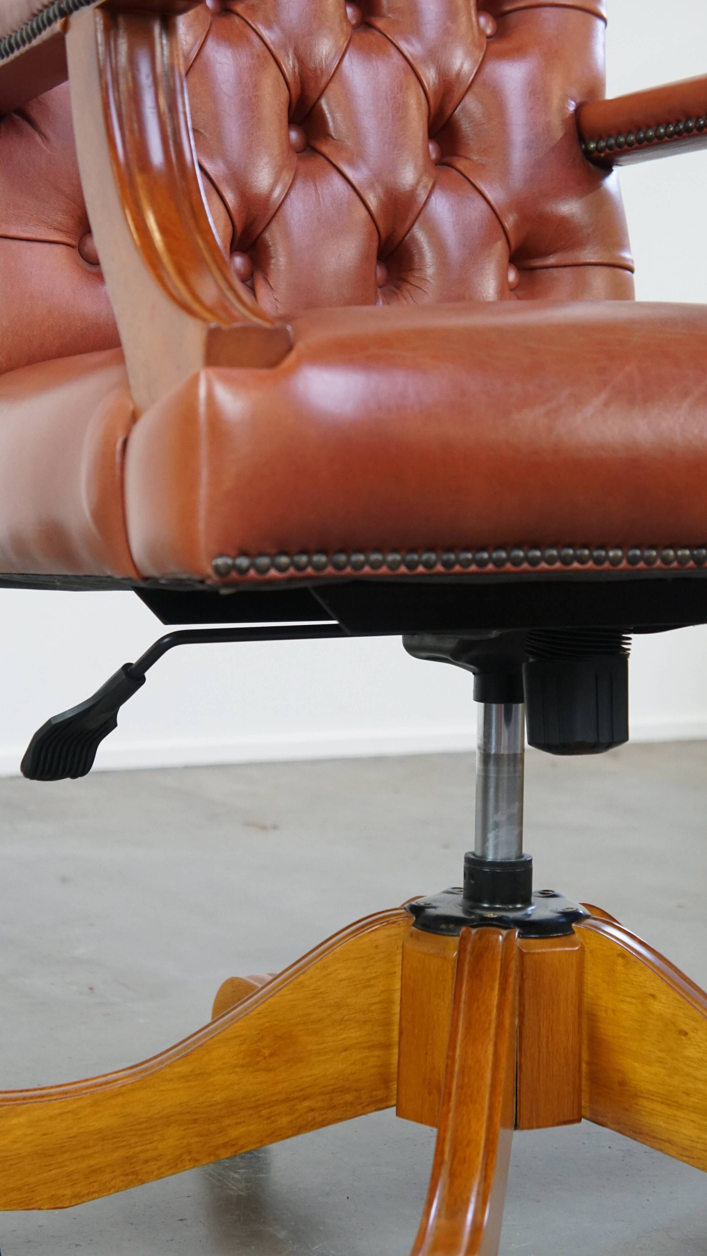 Height-adjustable leather English-style chesterfield office chair