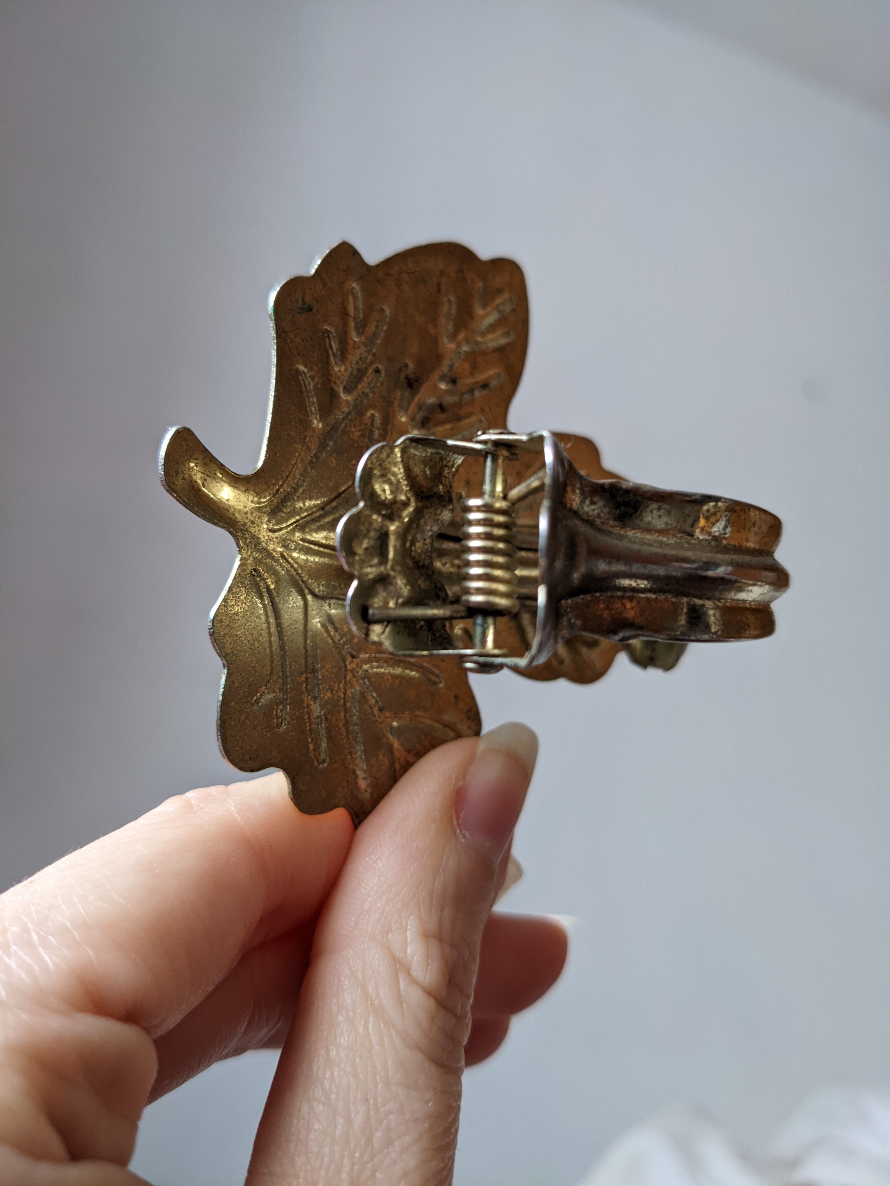 2 golden leaf curtain clips