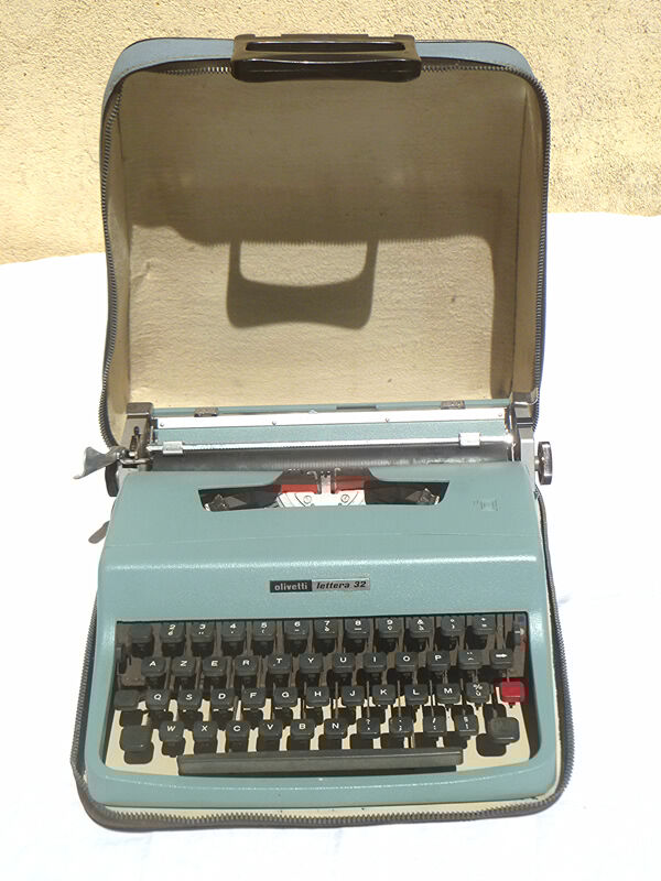 Olivetti Lettera 32 typewriter