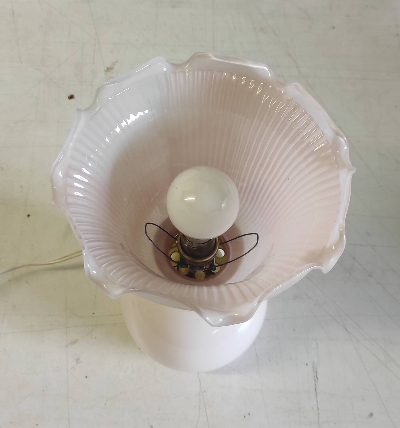Lampe à poser en verre opalin rose - mid. XXeme