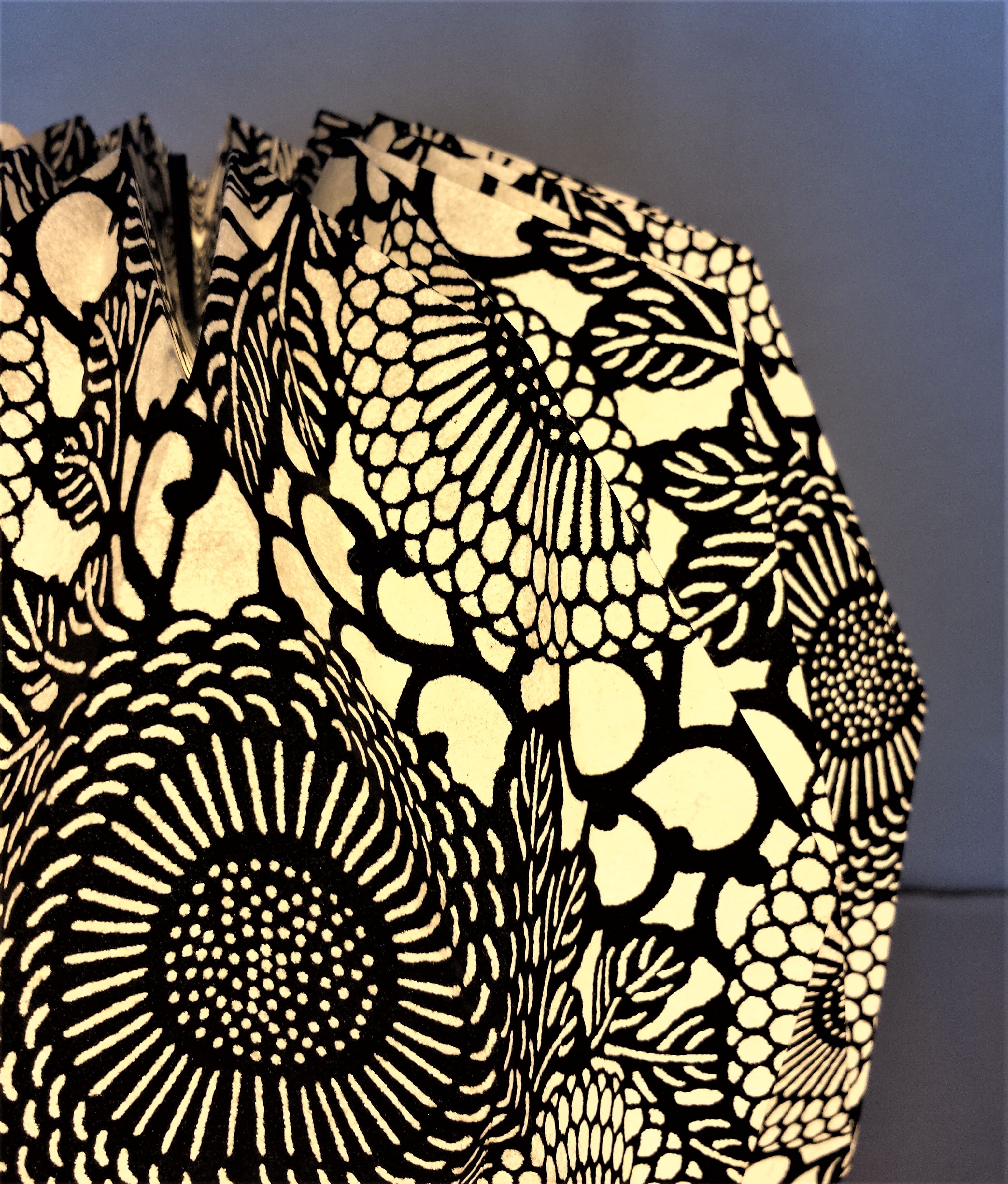 Hand-folded Sekai lamp Katazome shi black