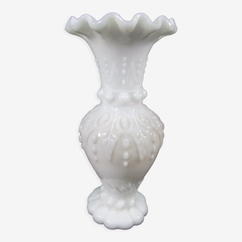 Fair vase, white opaline