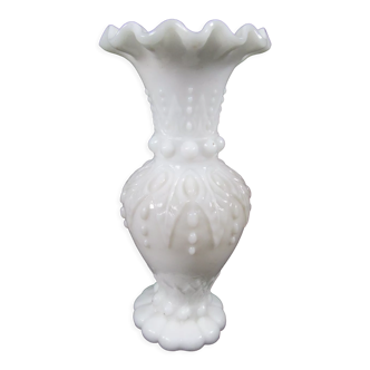 Vase de foire , opaline blanche