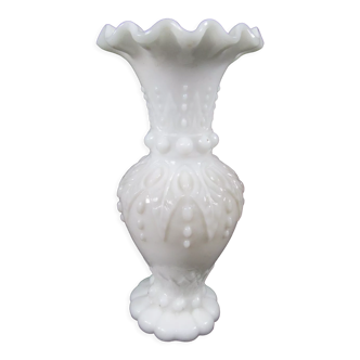 Fair vase, white opaline