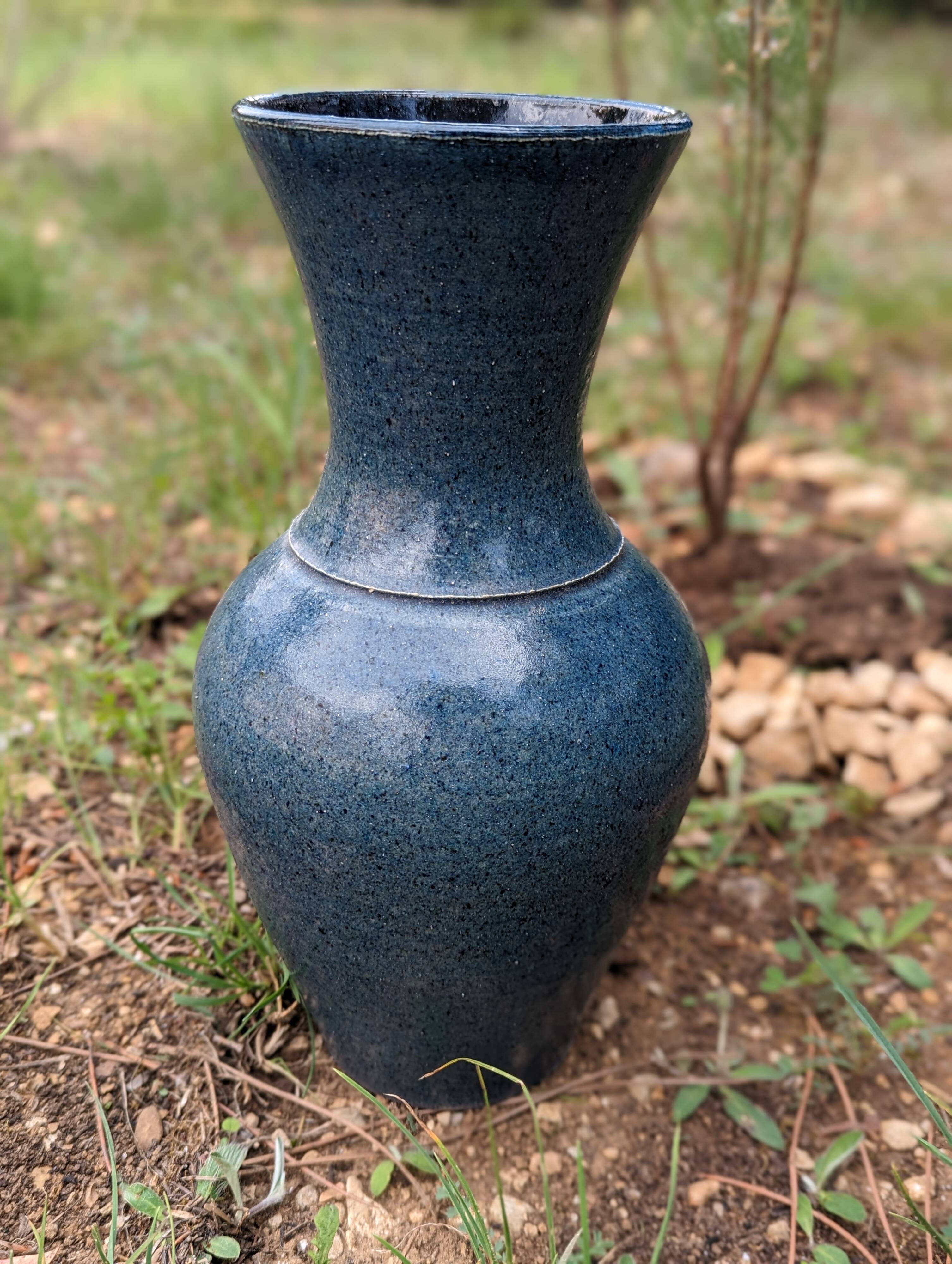 Accolay, ceramic vase