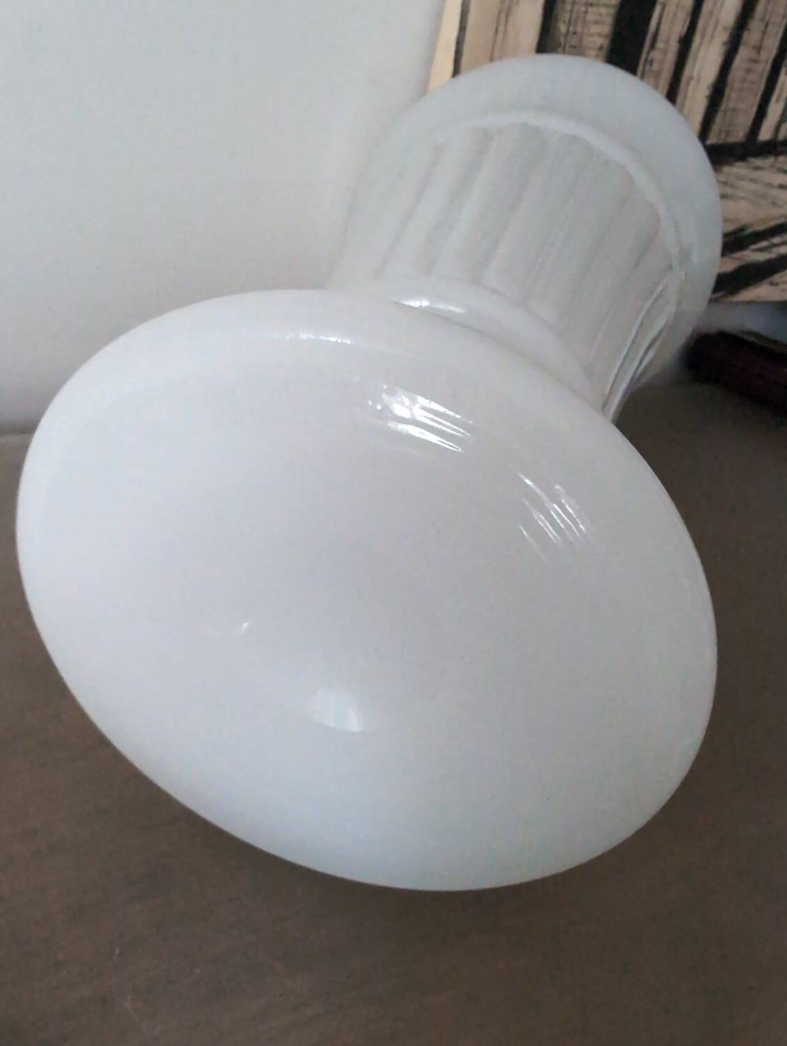 Vase ancien en opaline blanche