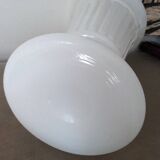 Vase ancien en opaline blanche