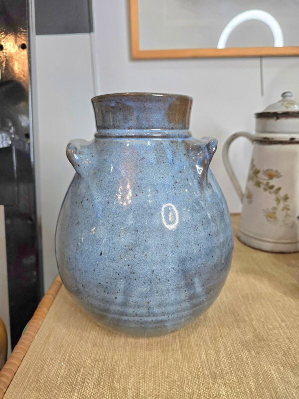 Vase en grès émaillé bleu – Forme pansue à anses – Travail artisanal