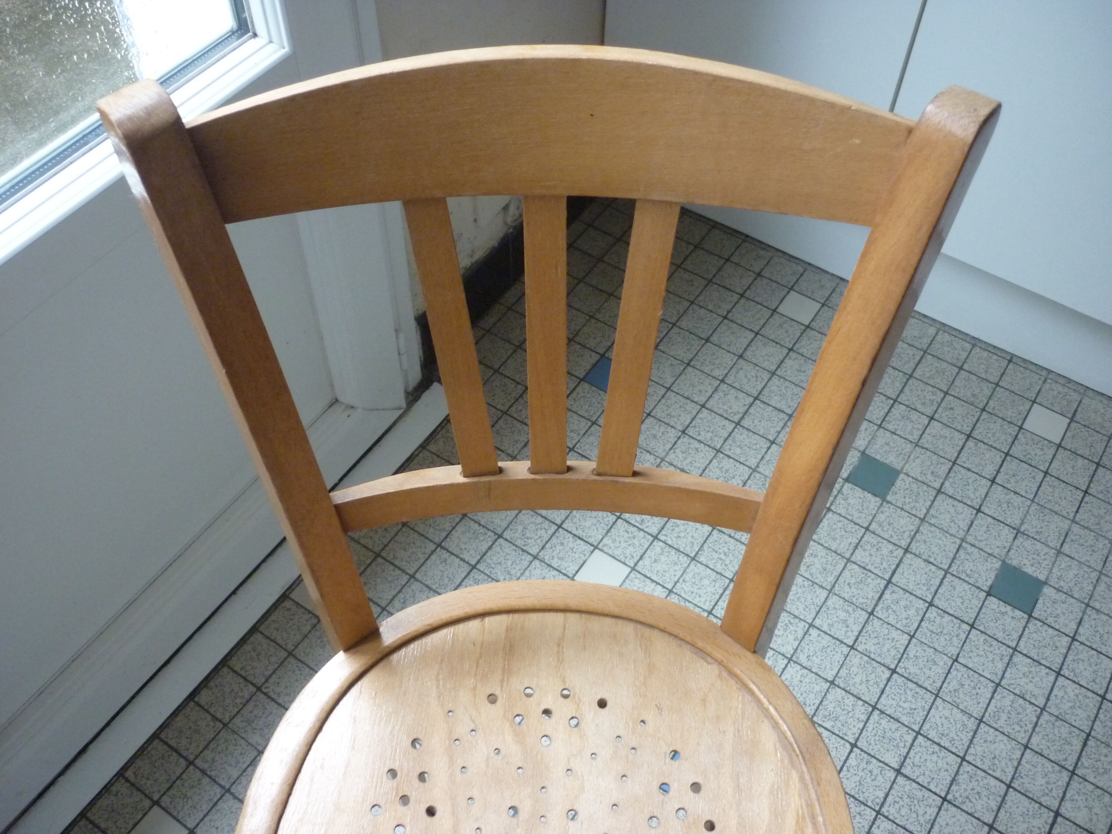 Chaise de bistrot bois vintage Luterma assise percée