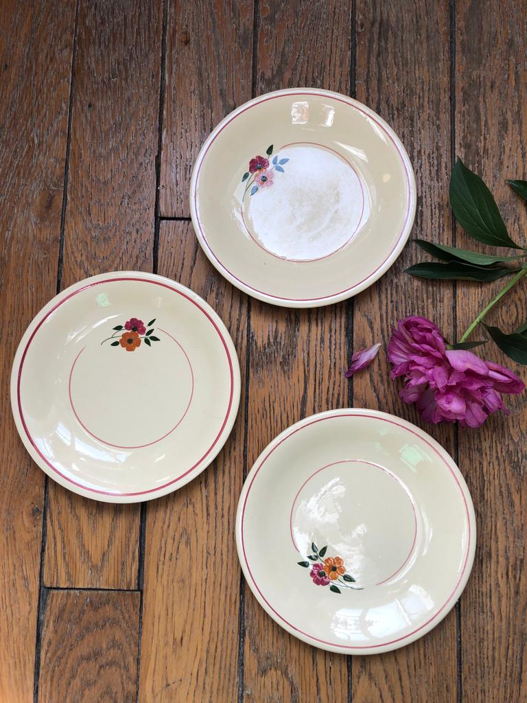 11 plates vintage 40s, floral pattern