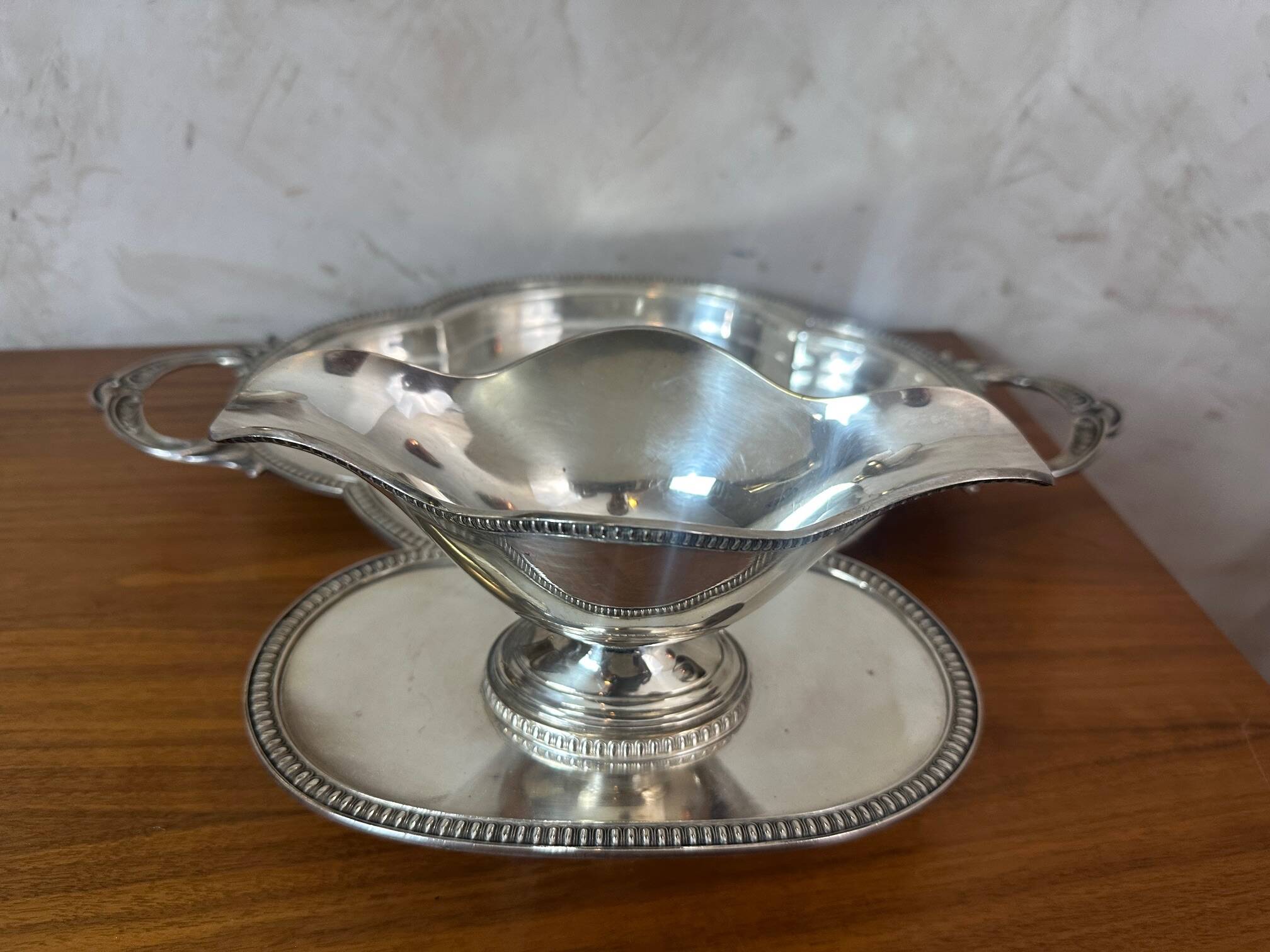 Presentation dish and its integrated sauceboat