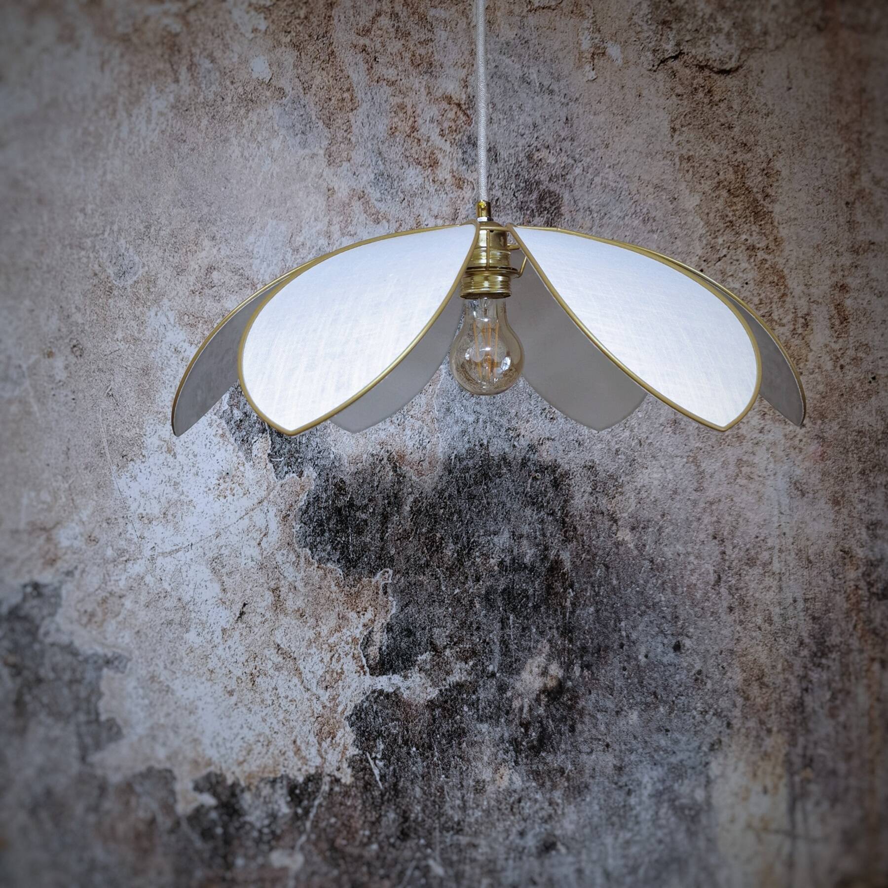 Flower suspension with metal structure and white linen petals